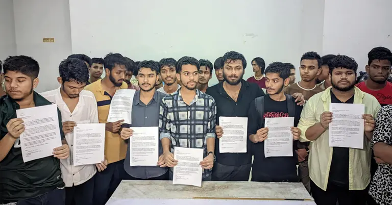 পদত্যাগপত্র হাতে রংপুর বৈষম্যবিরোধী ছাত্র আন্দোলনের নেতাকর্মীরা